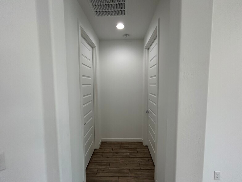 Building Photo - 2241 E Meadowview Ct