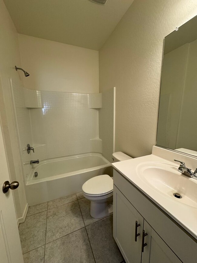 Building Photo - LIKE NEW HOME IN TORTOSA IN MARICOPA
