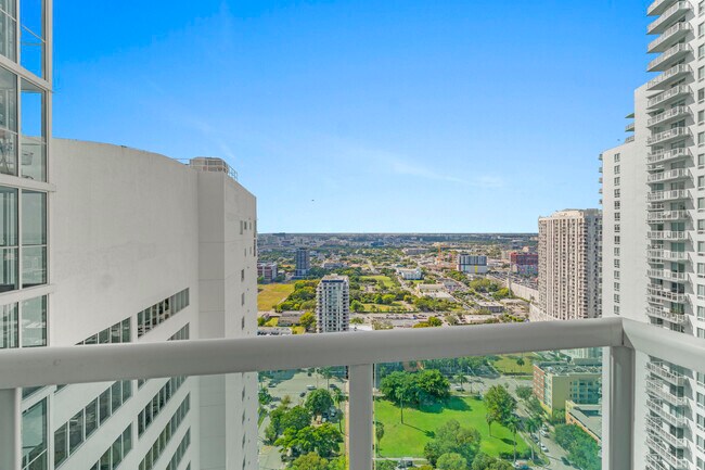 Building Photo - 1800 N Bayshore Dr