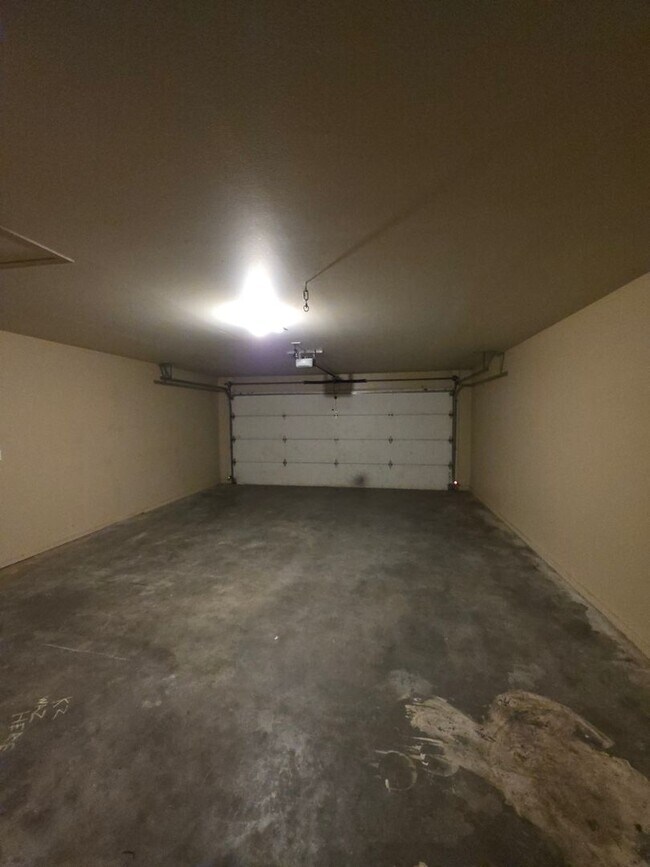 Building Photo - 1002 N Greenwich Ave