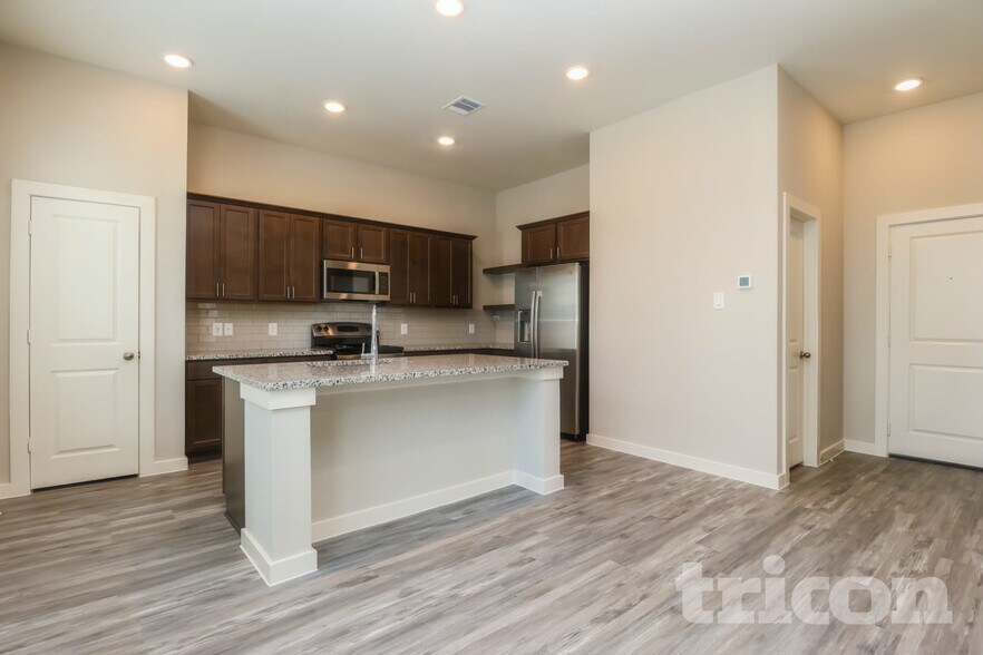 Building Photo - 9835 Willow Creek Commerce Dr