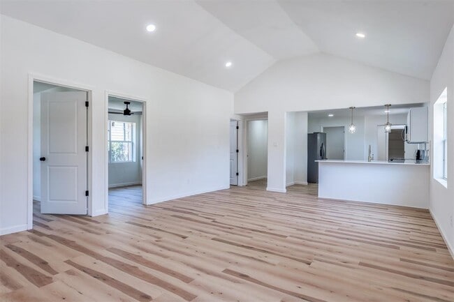 Building Photo - 1421 NE 8th St