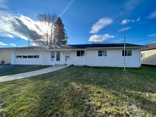 Building Photo - Massive Space! 4 Bedrooms 2 Bathrooms - Cr...