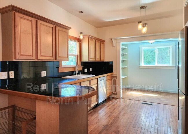 Building Photo - 2115 Oakes Ave