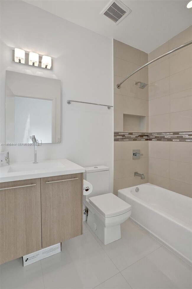 Building Photo - 516 SE 1st Cir