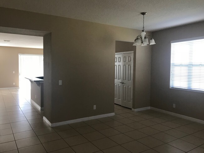 Building Photo - 4 BED HOME IN APOPKA!!! GATED COMMUNITY!!!...