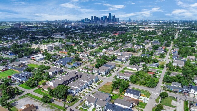 Building Photo - 4709 Oats St