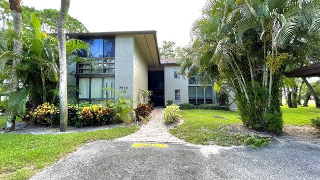 Building Photo - Charming 2-Bed with Scenic Views in Boynton Beach