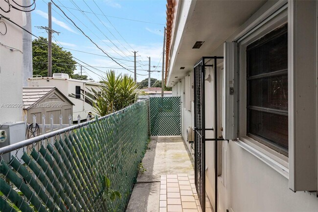 Building Photo - 337 Grand Canal Dr