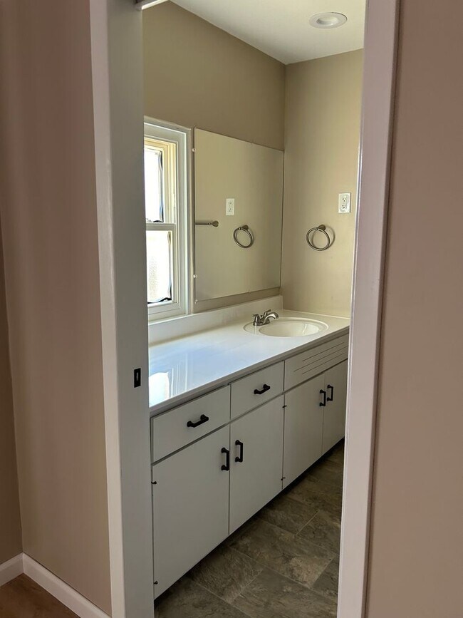 Building Photo - 400 Meadow Ln