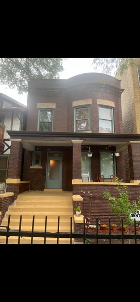 Building Photo - 1222 W Albion Ave