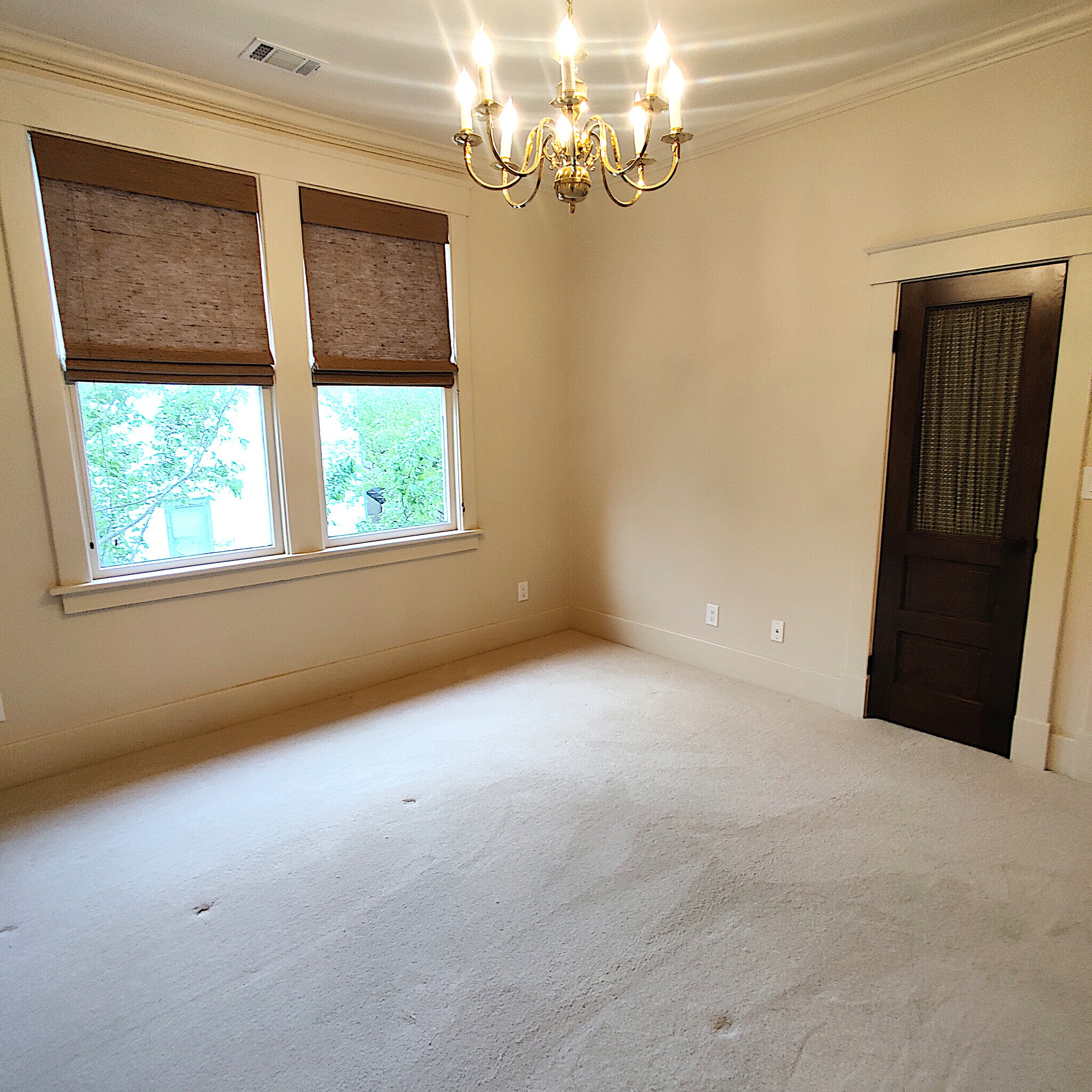 Building Photo - 921 E Waldburg St