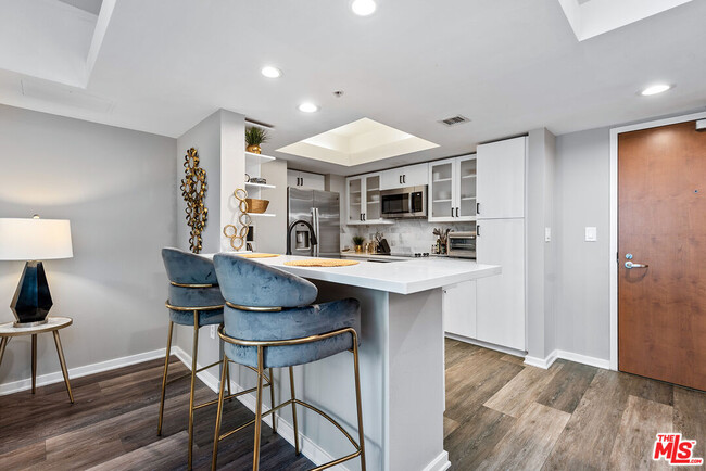 Building Photo - 13700 Marina Pointe Dr