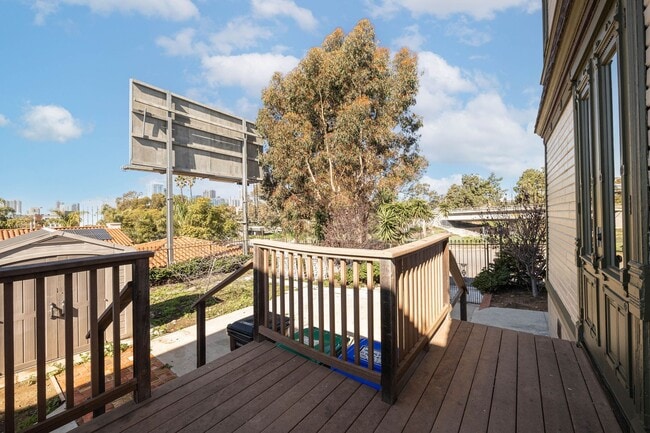 Building Photo - Beautiful 2bed/2bath Victorian style home with extra room for an office and bonus attic room!