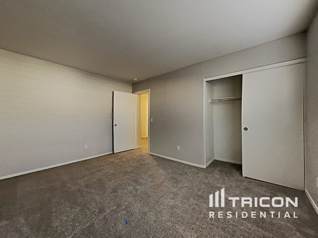 Building Photo - 43714 Cale Dr