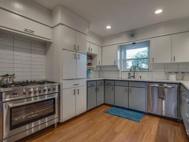 Building Photo - Spectacular Home in Holiday Heights Add!  ...