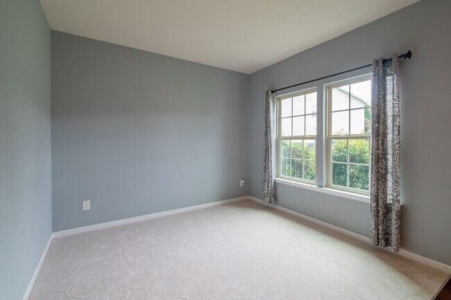 Building Photo - Spacious 4-Bedroom Home with Sunroom, Deck...