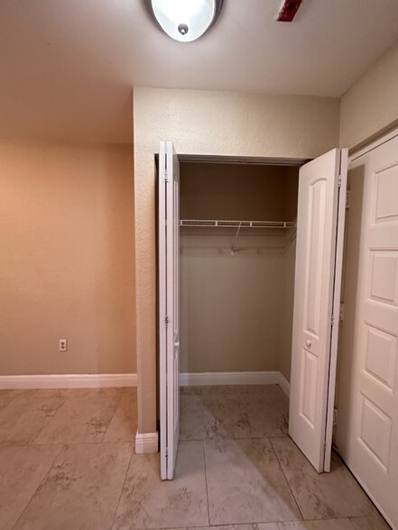 Building Photo - 2811 N Oakland Forest Dr