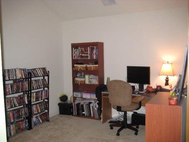 Building Photo - IMMACULATE END UNIT T.HOUSE STYLE CONDO