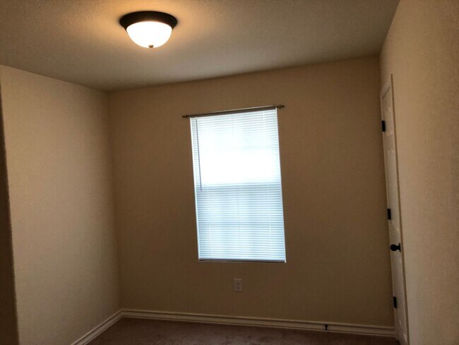 Building Photo - Town home for rent