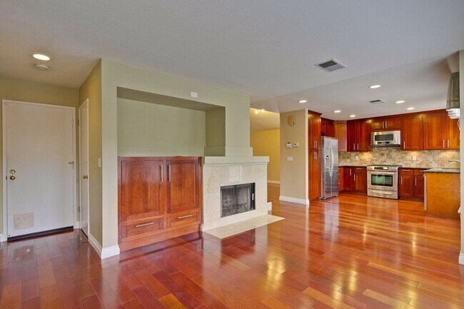 Building Photo - Awesome 3 Bedroom  Home Near Rivermark Plaza!