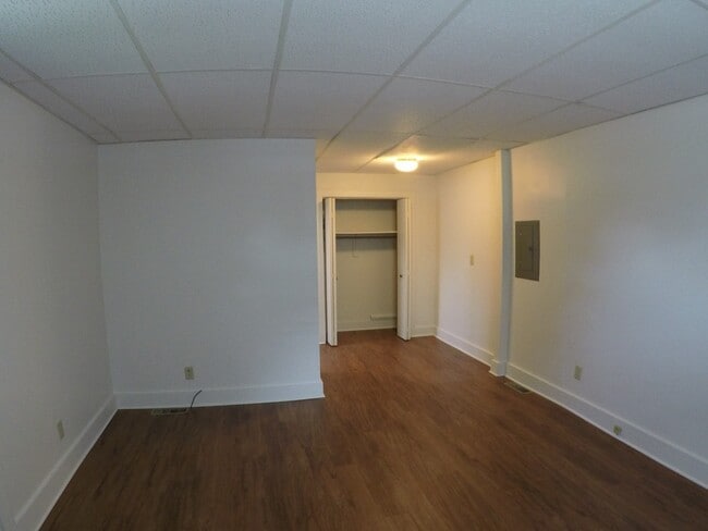 Building Photo - 3001 Kossuth St