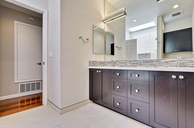 Building Photo - Beautiful and spacious 3 bedroom 2.5 bath ...