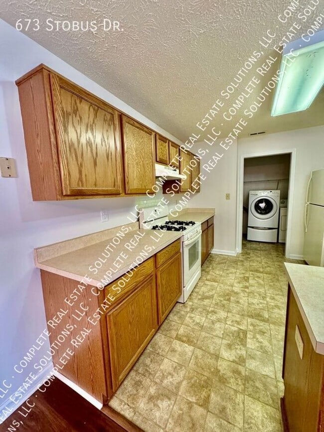 Building Photo - 673 Stobus Dr