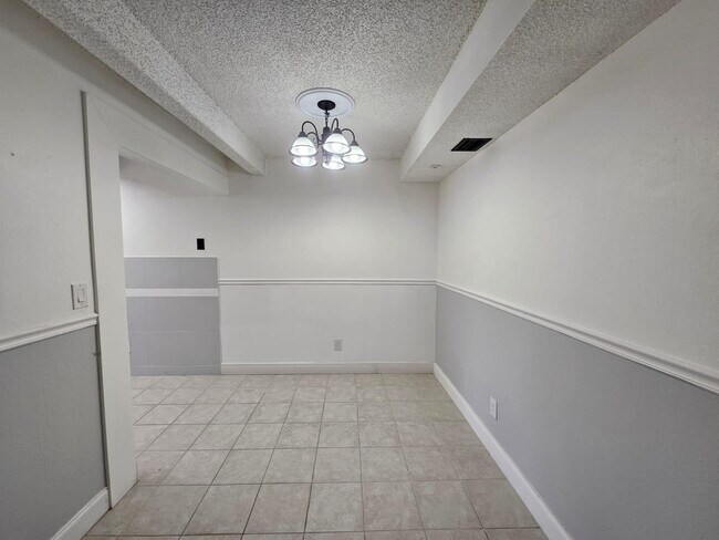 Building Photo - 1005 S Flagler Ave