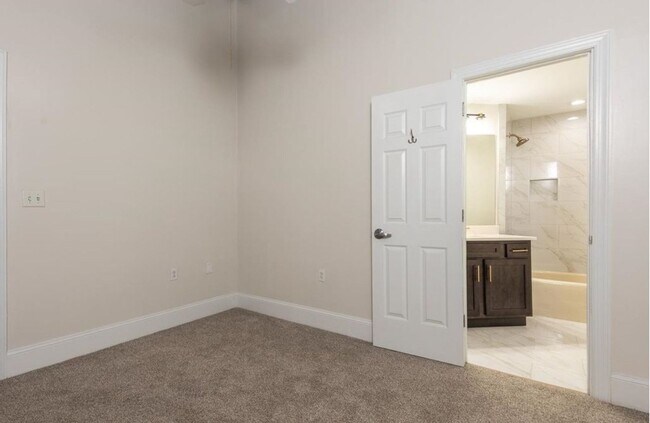 Building Photo - Modern Downtown Memphis Condo with Prime Location