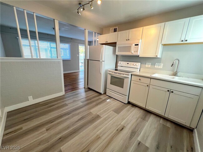 Building Photo - 225 S 10th St