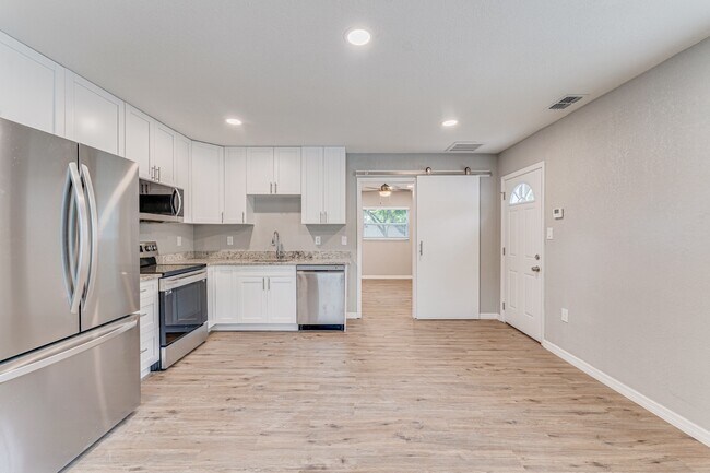 Building Photo - 2613 W Cypress St