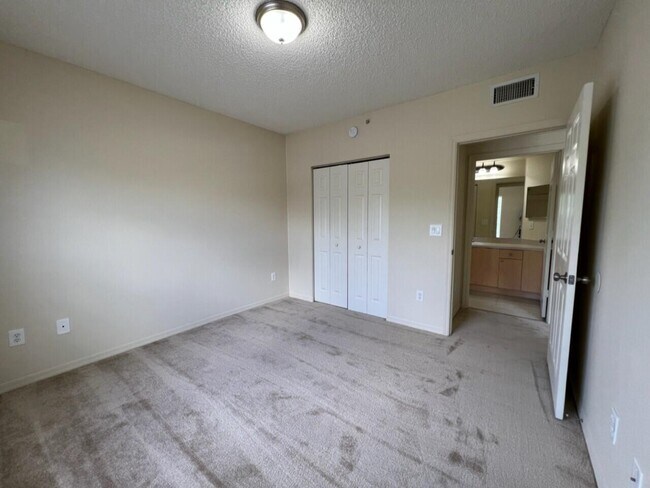 Building Photo - 5016 Lantana Rd