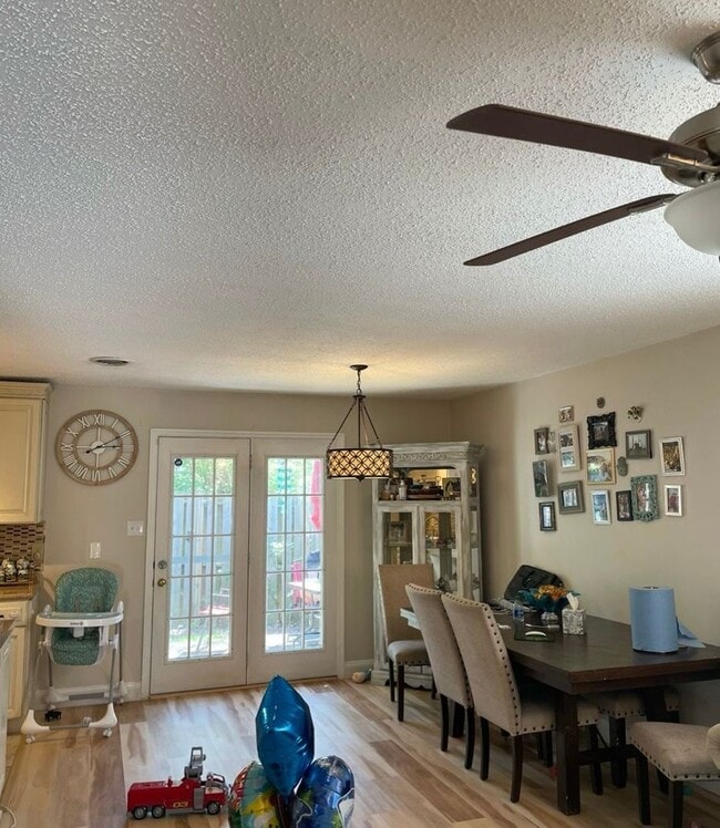 Building Photo - Knoxville 37912 - 4 Month Lease! 2 bedroom...