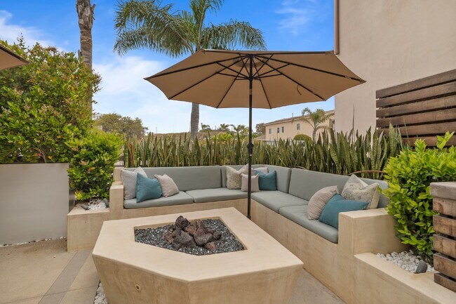 Building Photo - Contemporary luxury in a prime beachside l...