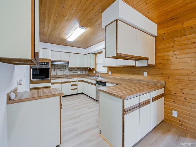 Building Photo - 7580 Thornwood St