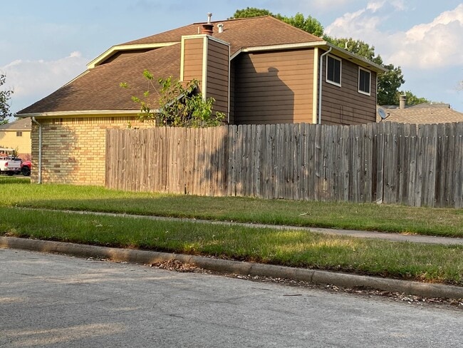 Building Photo - 10531 Golden Meadow Dr