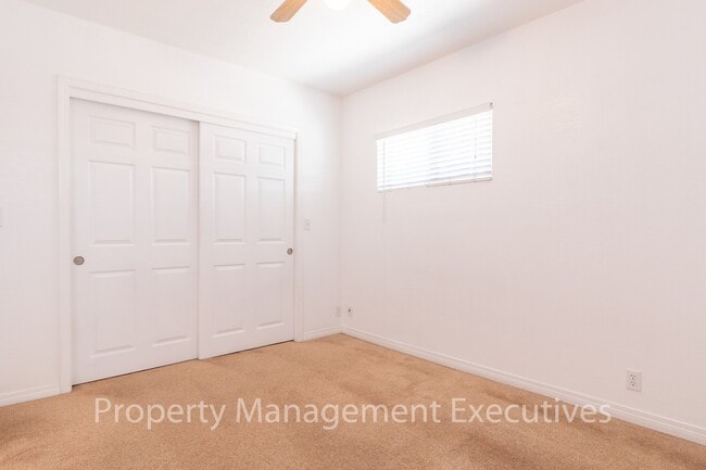 Building Photo - 1 Bedroom, 1 Bath Duplex Apartment with Storage