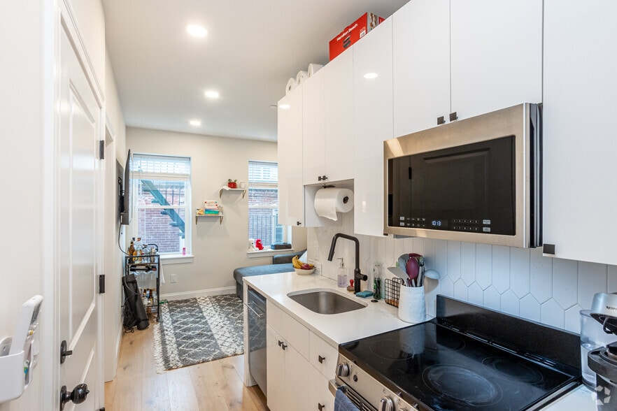 3BR, 1BA - 605SF - Kitchen - 15 Bartlett Pl