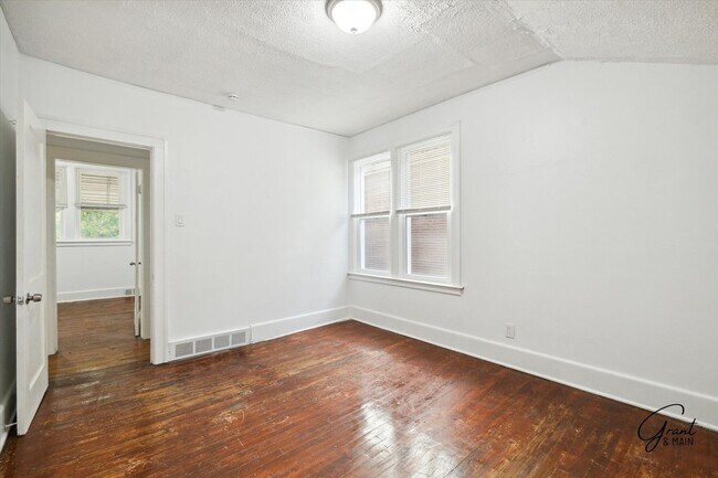 Building Photo - $1200/month bungalow