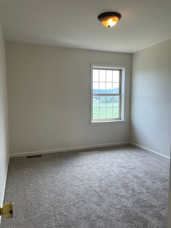 Building Photo - 3 Bed 3 Bathroom Townhouse In Marietta