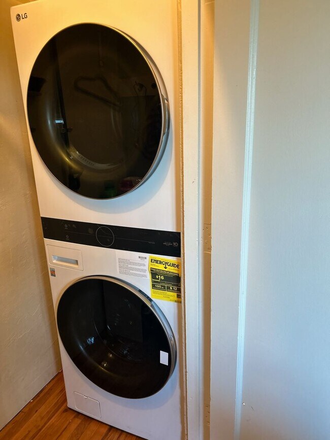 Building Photo - Charming Corner Unit One Bedroom! Large Pa...