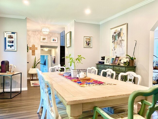 Building Photo - Amazing 4 Bedroom 2 Bathroom! Large Lot!  ...