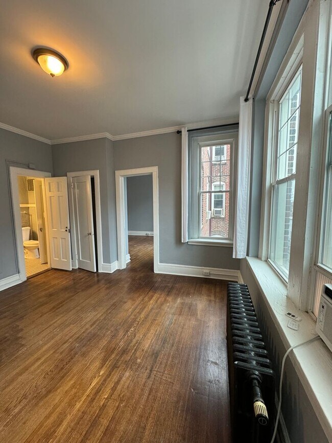 Building Photo - *COMING SOON* Charming Two Bedroom in Uptown Clt!
