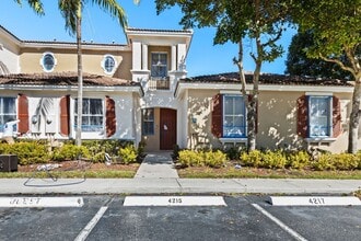 Building Photo - Spacious 3-bedroom, 3-bathroom home