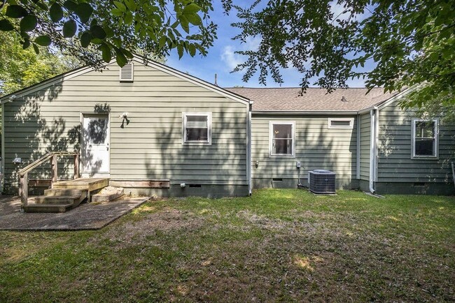 Building Photo - CUTE House in North Brainerd