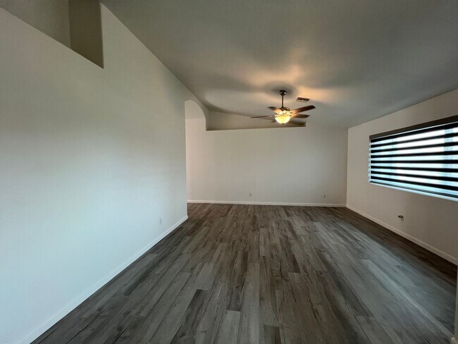 Building Photo - 4 BEDROOM POOL HOME!