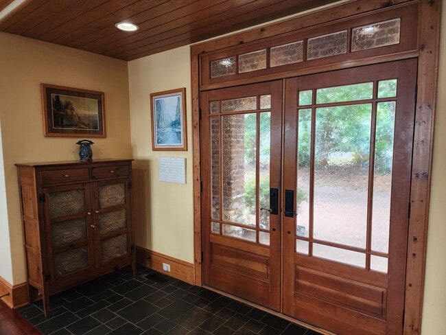Building Photo - Fully Furnished Lakefront Home