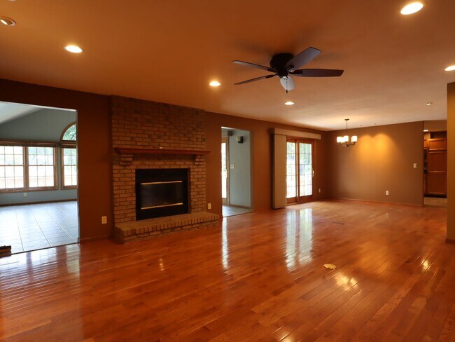 Building Photo - NEW PRICE - GREAT HOME - Single Family Home in Germantown Hills with Pool 3 BR / 4BA