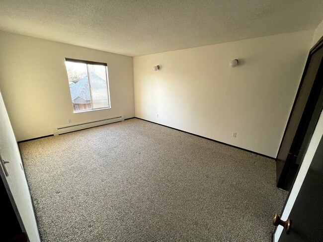 Building Photo - 3154 Lakeside Dr